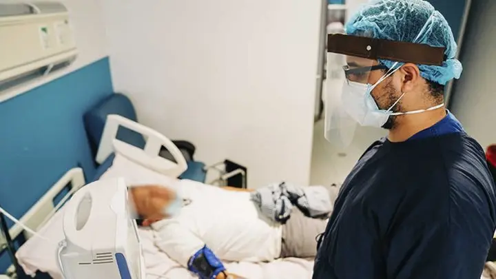 Médico atendiendo a paciente con COVID-19.