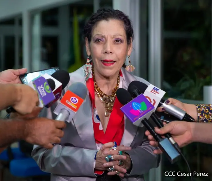Rosario Murillo brinda declaraciones a medios de comunicación luego de acto oficial de presidencia. 