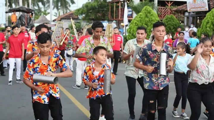 Adolescentes tocando instrumentos de comparsas. 