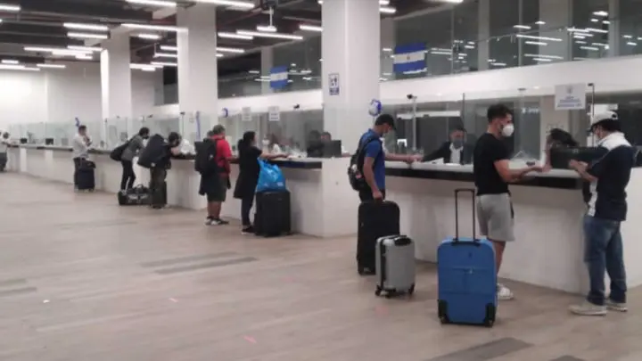 Nicaragüenses realizan papeleo administrativo en dependencia del MIGOB