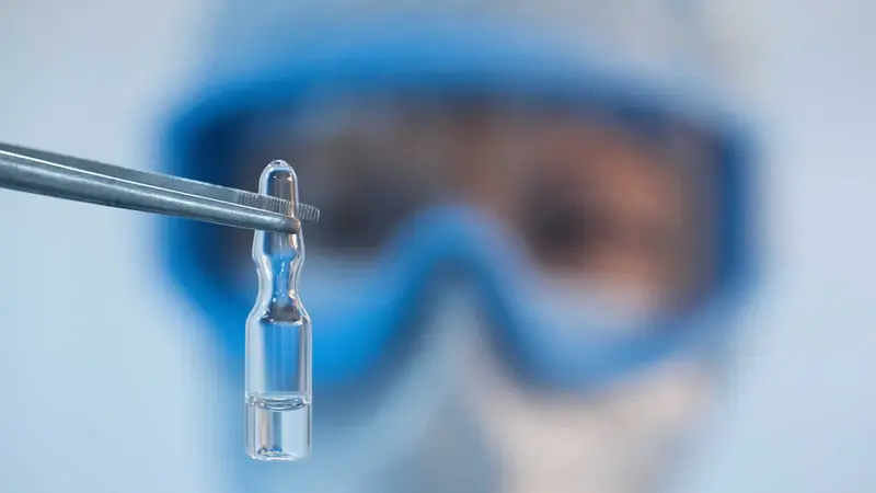 Un trabajador de la empresa farmacéutica Binnopharm muestra la vacuna Gam-COVID-Vac contra el coronavirus