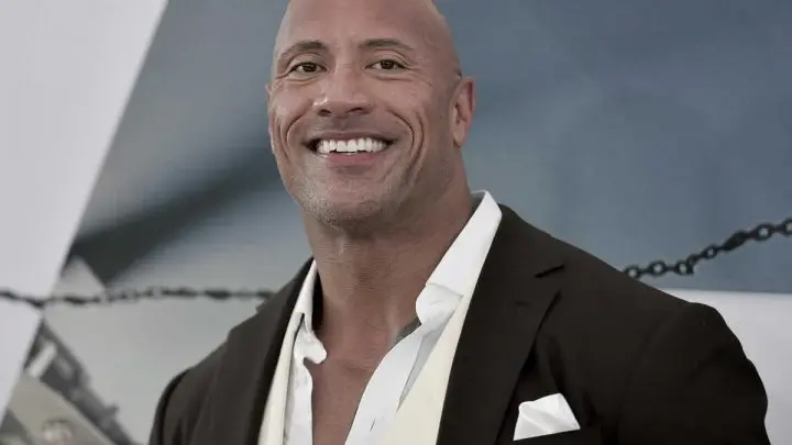 Dwayne Johnson “La Roca” sonríe ante las cámaras