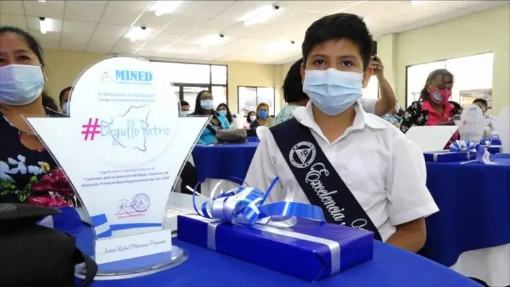 Estudiante con premio por excelencia académica. 