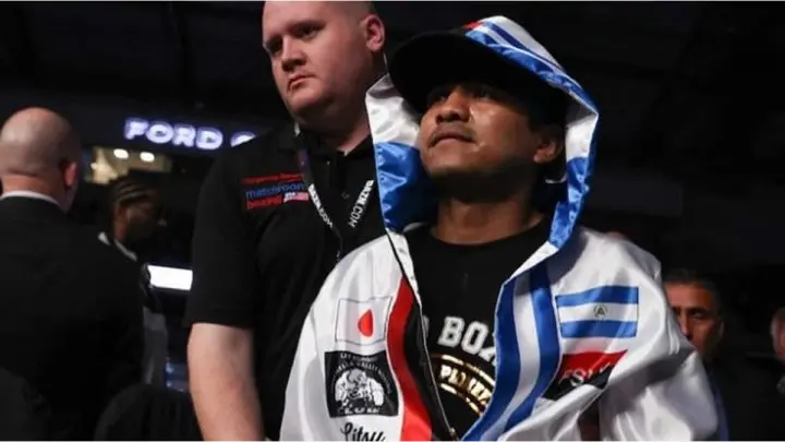 Chocolatito caminando hacia el ring