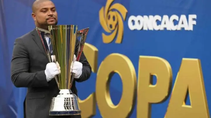 Trofeo de Copa llevado por un edecan