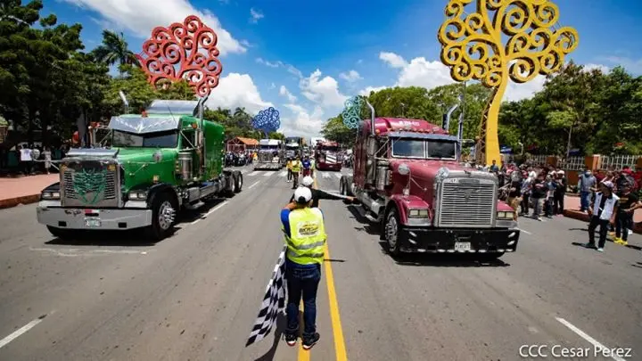 Desde bicicletas, caponeras hasta automóviles modificados y furgones estuvieron en el Cuarto de Milla