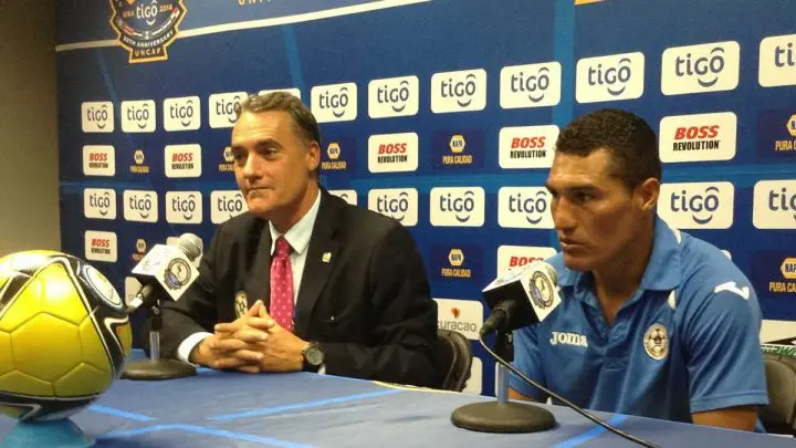Enrique Llena con Elmer Mejia en conferencia de prensa
