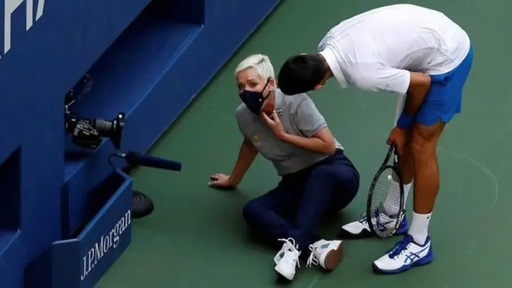 Novak Djokovic viendo a la juez que le pego un pelotazo
