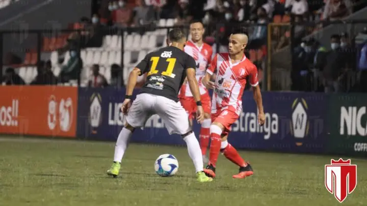 Jugadores del Real Estelí en campo deportivo.