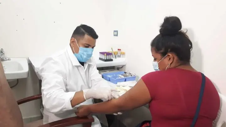 Recogen muestra de sangre a paciente en el laboratorio del Hospital José Shendell de Corinto