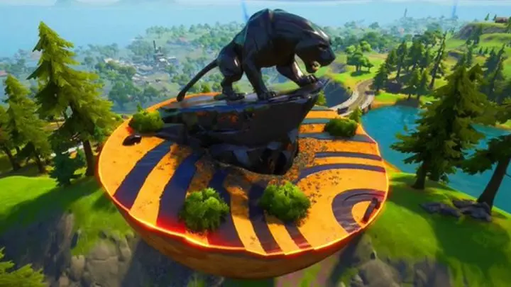 Estatua de la Pantera Negra en la isla de Fortnite