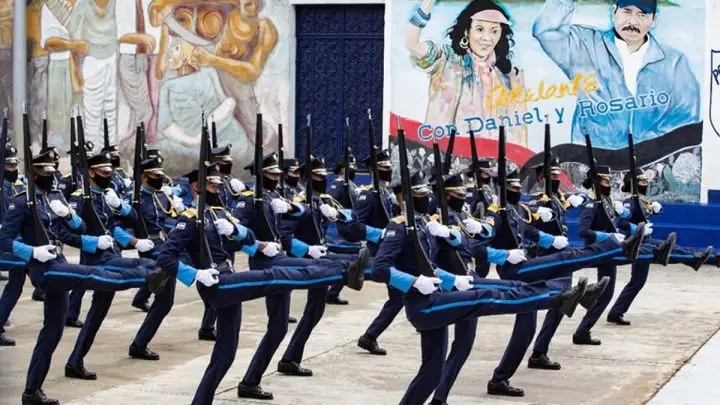 Agentes policiales realizan presentación