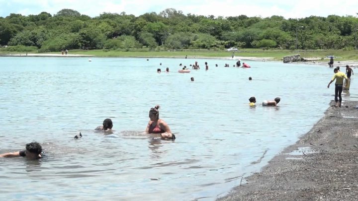 Familias se refrescan en las ricas aguas de la Laguna de Xiloá