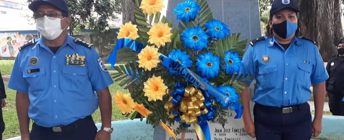 Policía de Bluefields deposita ofrenda floral a oficiales caídos en combate