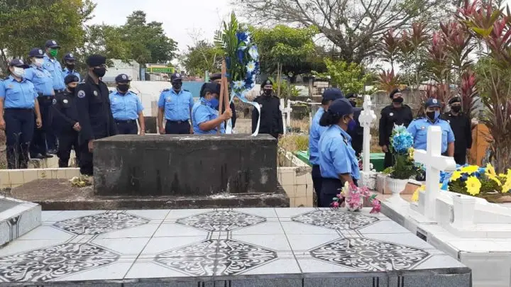 Policía de Bluefields entrega ofrenda floral en el cementerio San Juan de Dios