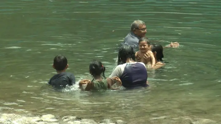 Familia disfrutando de las aguas del Trapiche en Managua.