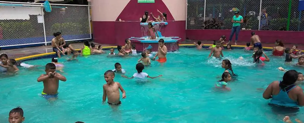 Familias disfrutan de las opciones de balnearios en Managua