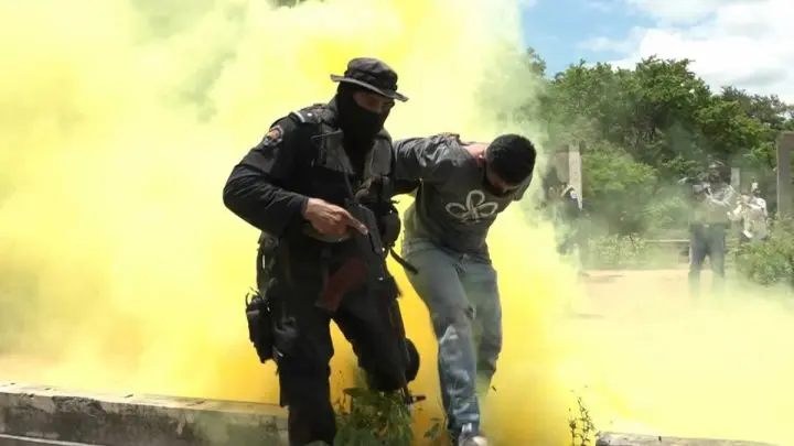 Agente de la DOEP captura al delincuente en la simulación de la técnica