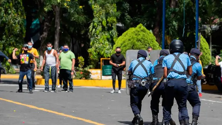 Policías en demostración de captura.