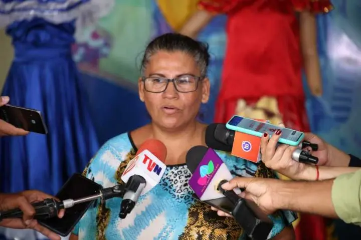 Colorida presentación de trajes típicos de Nicaragua en el Parque de Ferias 
