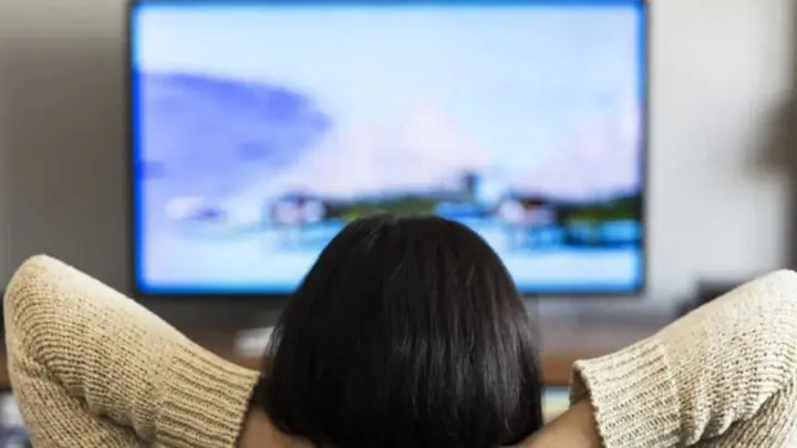 Mujer viendo televisión