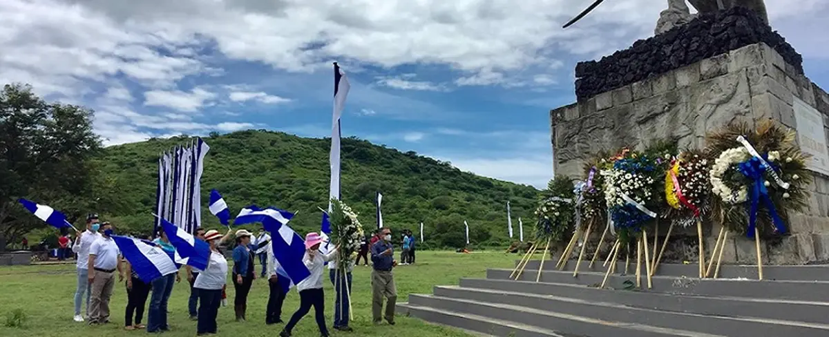 SINAPRED deposita ofrenda floral a los héroes de la Hacienda San Jacinto