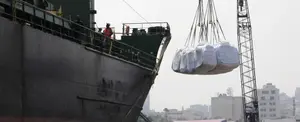 Encuentran toneladas de nitrato de amonio en puerto de Beirut