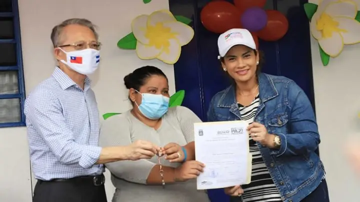 Reyna Rueda entrega llaves de vivienda a protagonista.