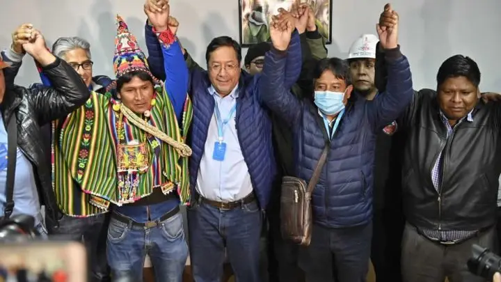 Candidato del MAS, Luis Arce junto a su gabinete de campaña.