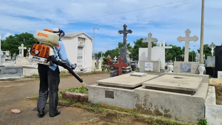 Alcaldía inicia limpieza en el Cementerio General de Managua