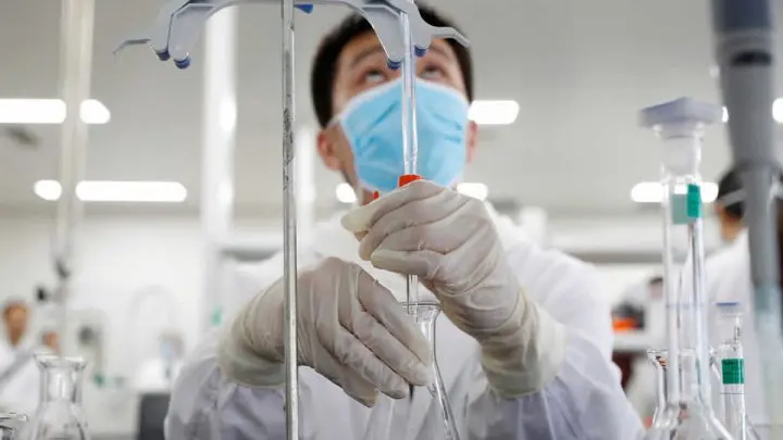 Un hombre trabaja en un laboratorio de Sinovac Biotech, fabricante chino de vacunas.