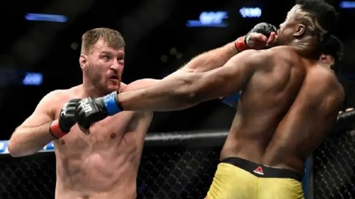 Stipe Miocic durante una pelea en la UFC.