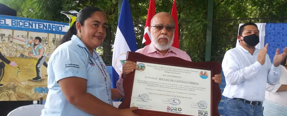 MINED entrega reconocimientos a Docentes y Estudiantes del norte del país