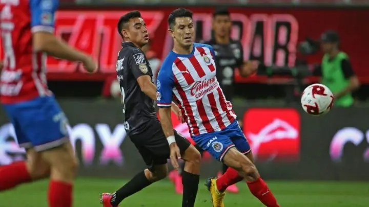 Jugadores disputan un partido en la Liga Mexicana de Futbol.