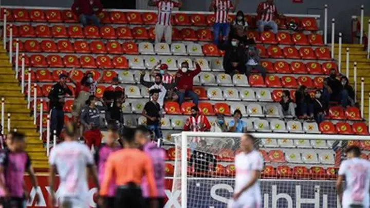 Aficionados de Necaxa en el primer partido que permitió el regreso de público a estadios en México.