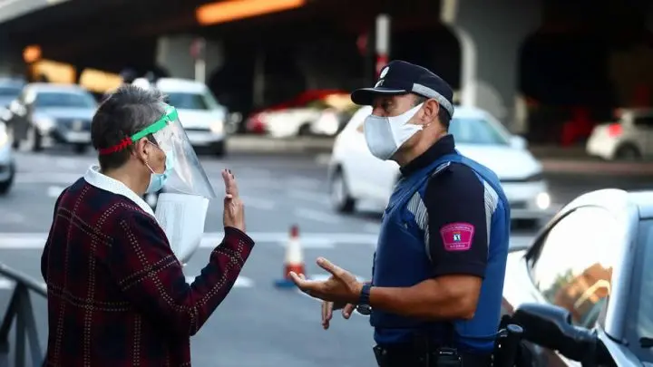 Personas con mascarilla en España.