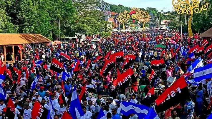 Personas en multitudinaria caminata del FSLN