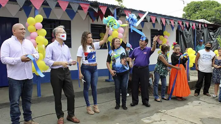Protagonistas reciben sus viviendas.