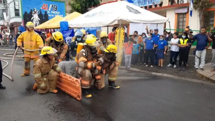 Bomberos realizan técnica para salvaguardar la vida.