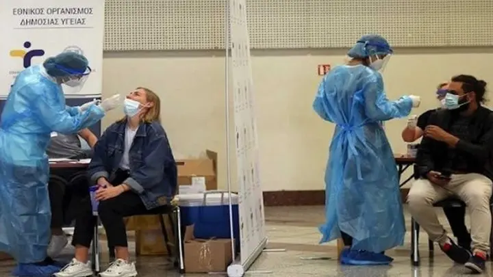 Personal médico belga realizando pruebas de COVID-19.