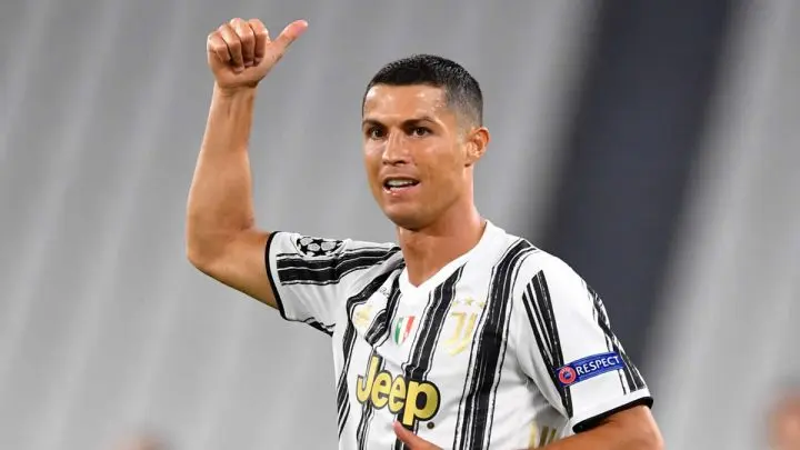 Cristiano Ronaldo saluda con su uniforme de la Juventus de Turín.