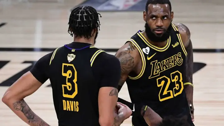 Jugadores de los Lakers en un partido.