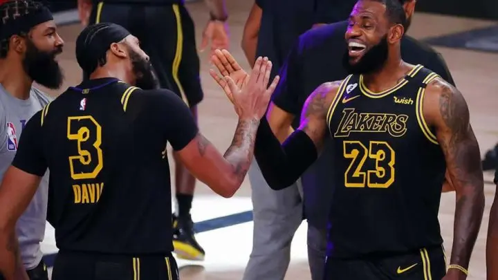 Lakers con el uniforme Blacl Mamba.