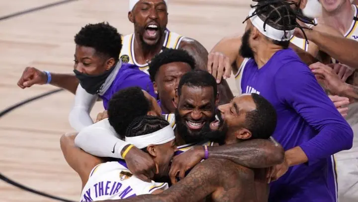 Lakers celebran su triunfo.