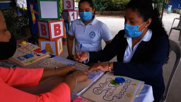 Madre de familia matriculando a su hijo.
