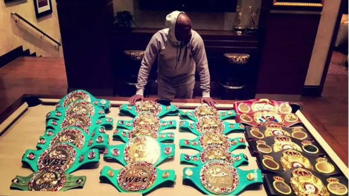 Mayweather muestra sus 23 cinturones. 