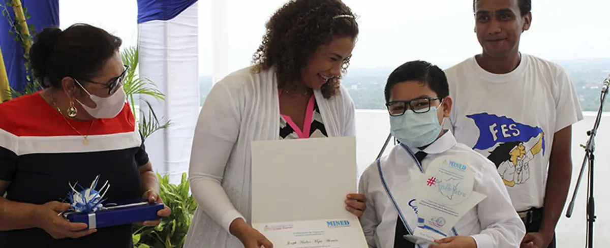 Ministerio de Educación premia a la excelencia académica del país