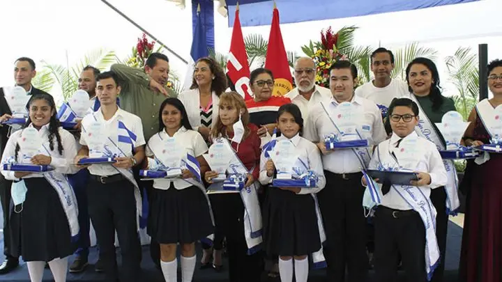 Mejores estudiantes con su reconocimiento de excelencia académica.