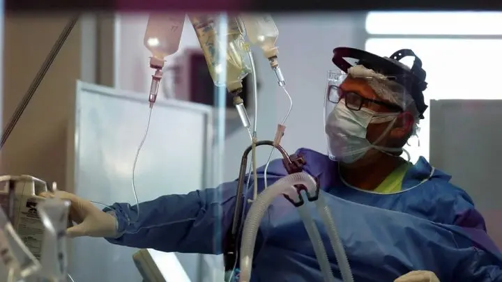 Un médico con un paciente con covid-19 en un hospital en las afueras de Buenos Aires, Argentina.