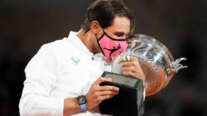 Nadal con su trofeo del Abierto de Francia.